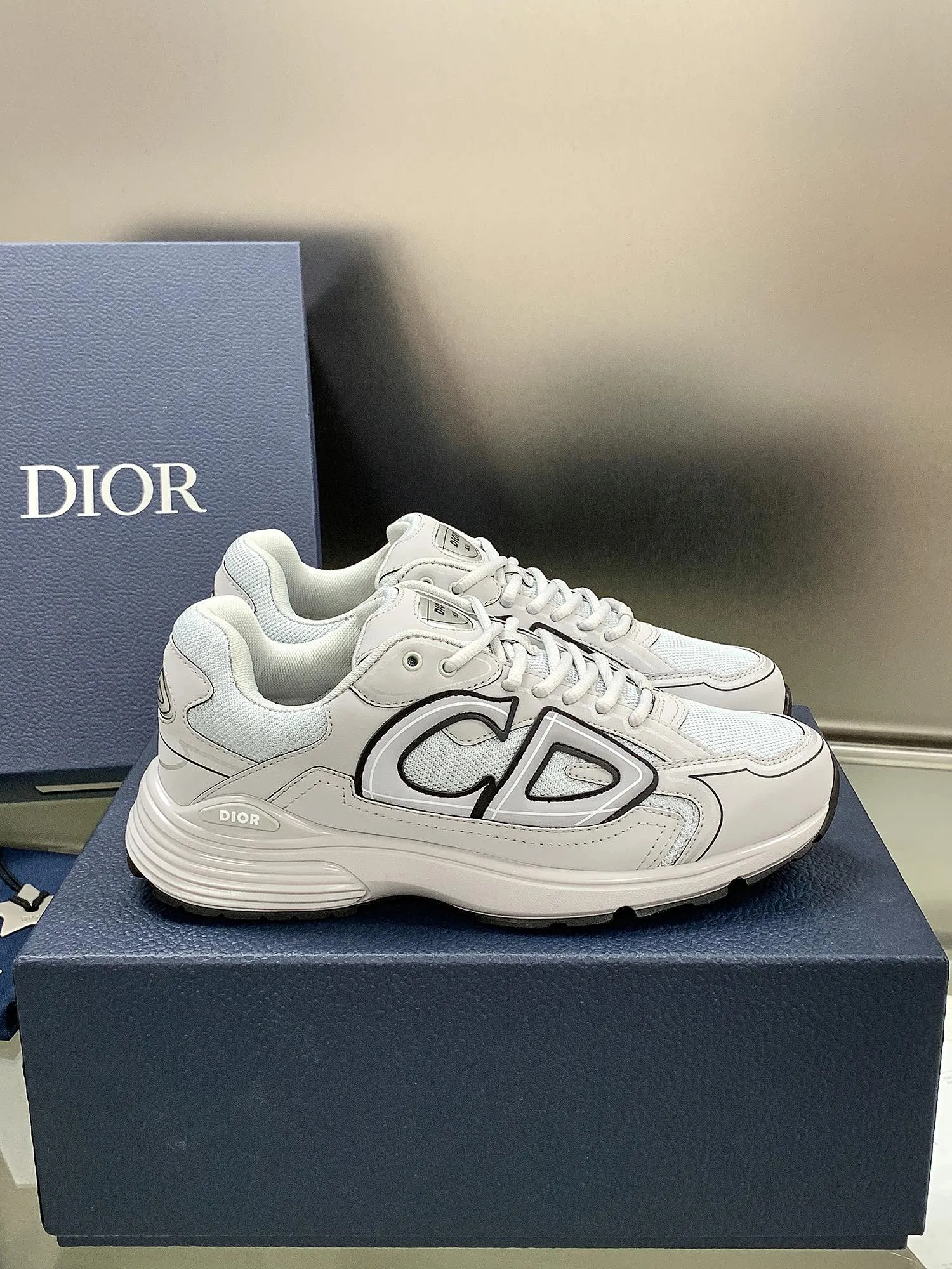 👟👟Ex-factory price 660👟👟 Newly upgraded Dior B30 series dad sneakers. New B30 sneakers. Dad Shoes style shoes that follow the trend of the retro market. The Dior logo on the tongue also indicates that this pair of shoes is the B30 model! B30 uses fine-textured leather and mesh cloth materials to form a shoe body. There are conspicuous letters CD on both sides of the shoe body to indicate identity. Many lines on the shoe body outline details to make the shoes look less monotonous and full of retro flavor. The delivery counter is exquisitely packaged🛍📦 ▪️Fabric: Original customized technical fabric + mesh ▪️Inner lining: Customized breathable lining ▪️Outsole: IP+TPU outsole ▪️Sole thickness: 3.5CM ▪️Size: Women’s size 35-40 / Men’s size 39-45